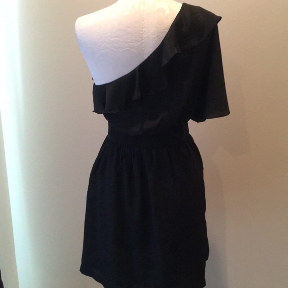 Black off the shoulder dress with pockets - Picture 3 of 3